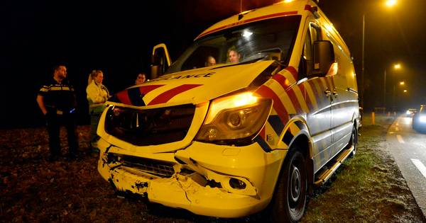 Aanrijding met ambulance op N397 bij Riethoven
