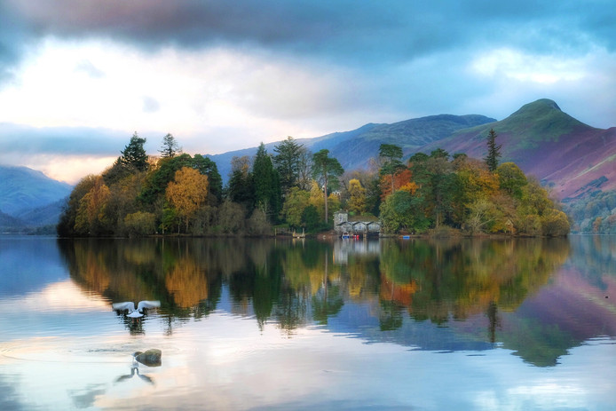 Prachtige herfstkleuren in Derwent Water meer in Keswick in het noorden van Engeland. Foto Owen Humphreys