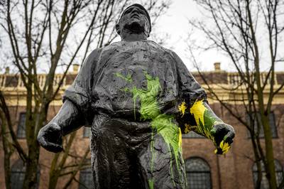 ‘Respectloos’: Amsterdam en Den Haag spreken afschuw uit over ADO-bekladdingen