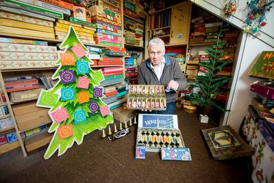 Verzamelaar Frans heeft 800 verschillende dozen met kerstlampjes