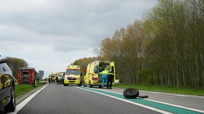 98 lege stoelen op het plein, een voor elke verkeersdode in Gelderland