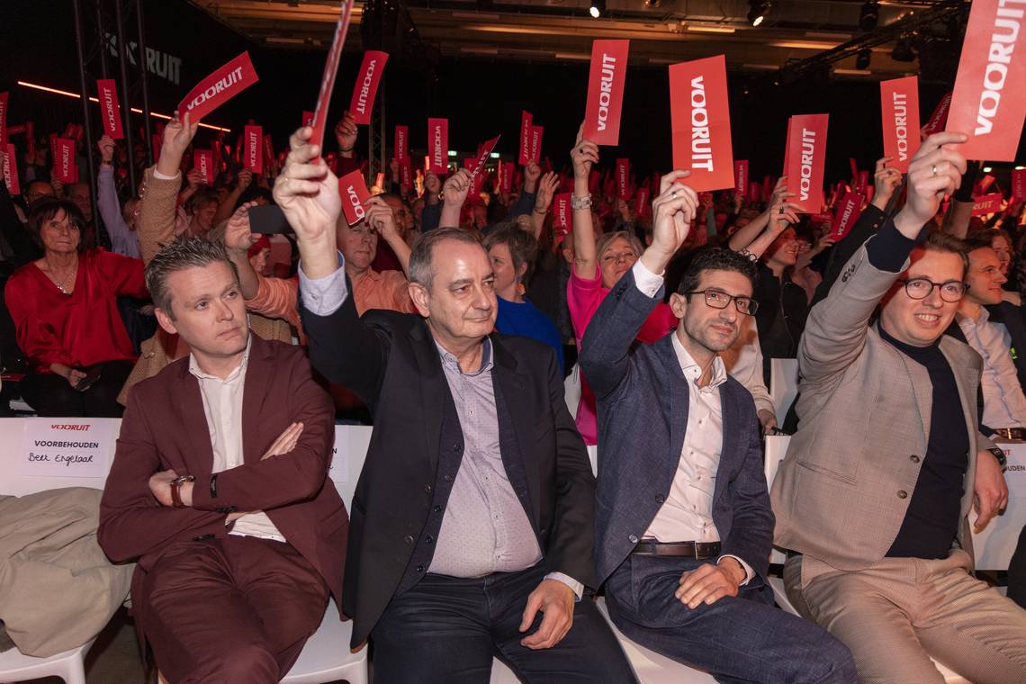 Hoe minister Vandenbroucke de ziekenfondsen onder druk zet en tegelijk beschermt