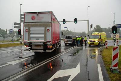 Vrachtwagen botst tegen bedrijfsbusje in Lievelde