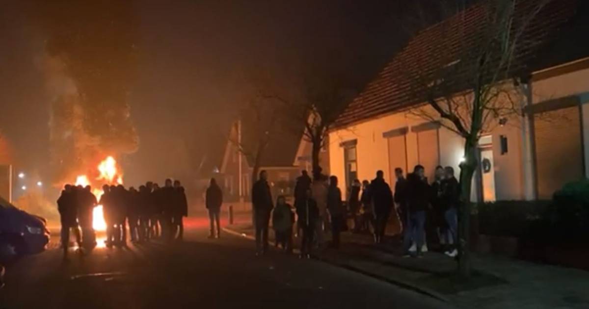 LIVE | Agent in gezicht geslagen in Renkum; In Achterberg lijkt corona niet te bestaan: 'Politie staat machteloos' - De Gelderlander. via @GoogleNews