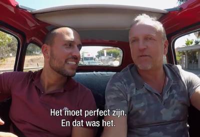 Gordon valt als een blok voor perfect zoenende Italiaanse steward