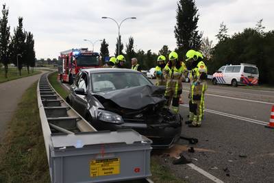 Auto botst achterop vrachtwagen in Dodewaard, bestuurder naar ziekenhuis