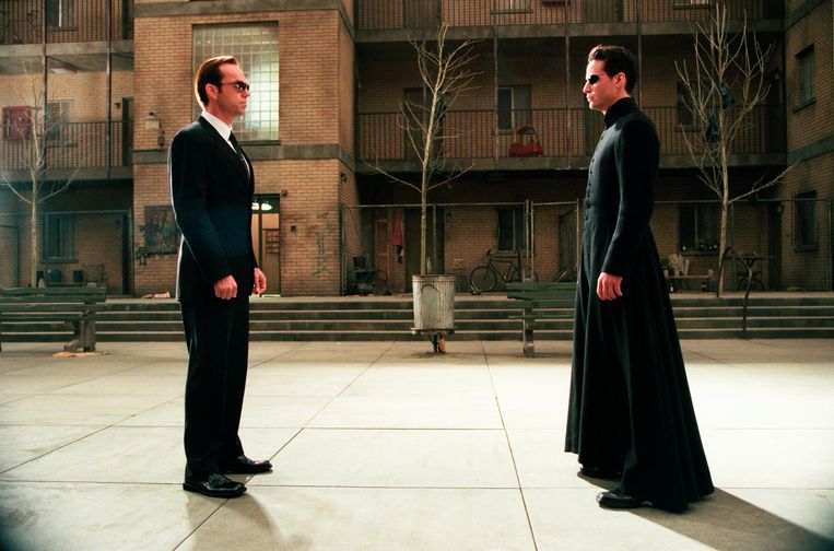 Hugo Weaving (links) als Agent Smith. Hij moet ervoor zorgen dat mensen niet uit de Matrix kunnen ontsnappen.