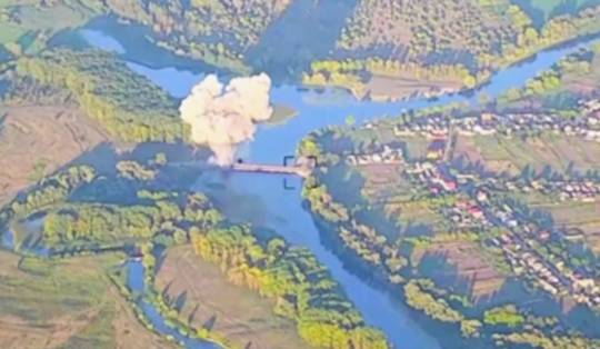 ▶ Oekraïne heeft opnieuw brug geraakt in Russische regio Koersk • Moskou zegt dat er geen geheime onderhandelingen met Kiev zijn