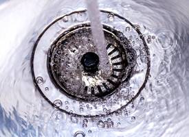Stinkend afvoerputje? Dit keukenmiddeltje werkt gegarandeerd
