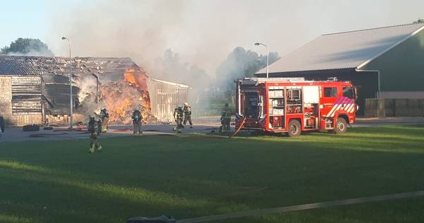 Schuur vol hooi vliegt in brand in Halle, asbest komt vrij