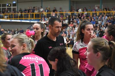 Coach volleybalploeg FAST: ‘Niet fitte speelsters blijven thuis’