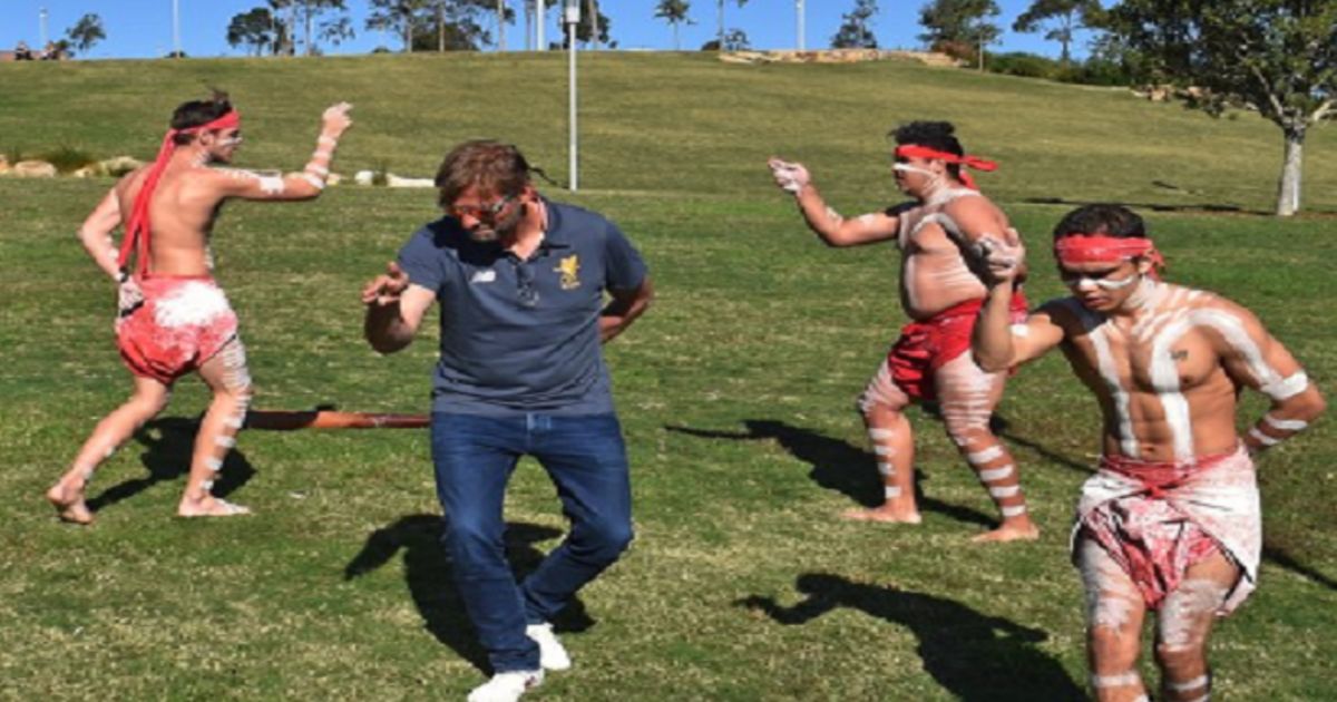 Zo zag u Jurgen Klopp nog nooit: Liverpooltrainer geeft zich volledig bij opvoering aboriginaltradities