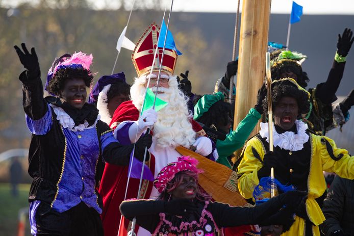 Stichting Sintcentrale Sinterklaasfeest Zwarte Piet Costume, PNG,  590x965px, Sinterklaas, Cloak, Cope, Costume, Knight Download Free