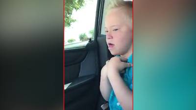 Jongetje met down zingt uit volle borst mee met Whitney Houston