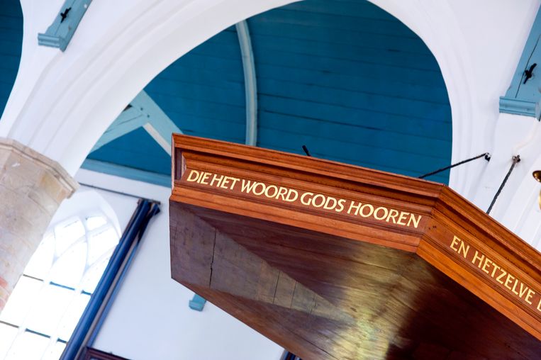 Vier dominees stappen op vanwege komst vrouwelijke collega's - Trouw