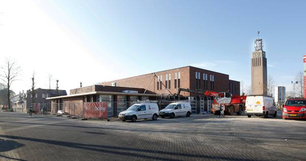 Mariasculptuur aan toren in Someren-Eind