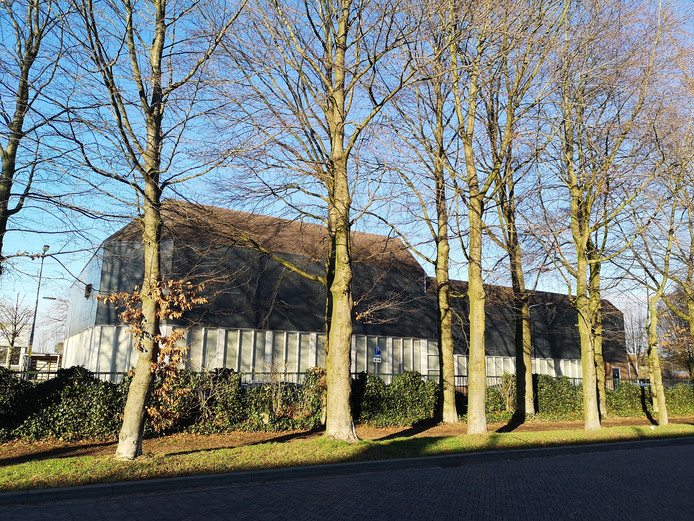 Zwembad Valkenhuizen op zondagmiddag. De zonwering omlaag, zodat niemand naar binnen kan kijken tijdens het vrouwenzwemmen