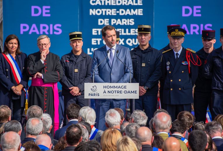 Burgemeester Parijs eert brandweerlui die kathedraalbrand ...