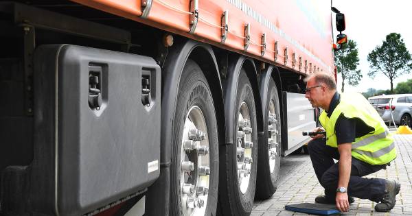 Veel vrachtwagens niet in orde bij controle op A73