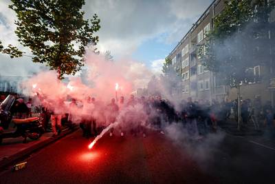 Wang Rachid doorboord met vuurwerk tijdens bijeenkomst Nouri