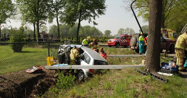 Twee zwaargewonden bij ernstige aanrijding in De Mortel, traumahelikopter geland