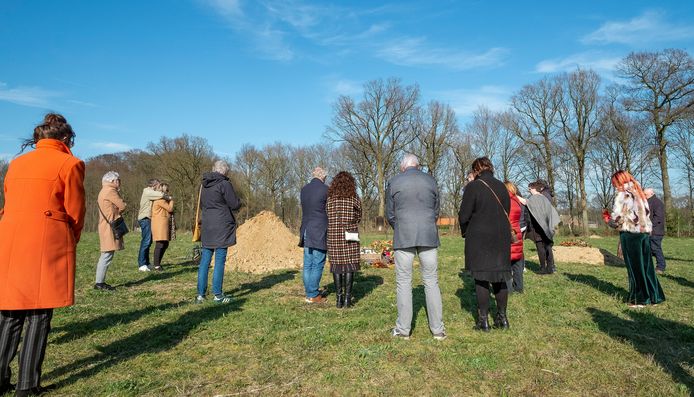 Pijnlijke corona-regels bij uitvaart: Geen knuffel, kus, broodje of koffie  | Home | ed.nl