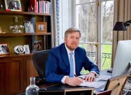 Déze twee BN’ers interviewen de koning op de dag van de Koningsspelen