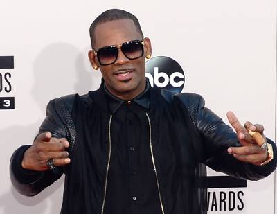 R. Kelly reageert zingend op beschuldigingen over sekssekte