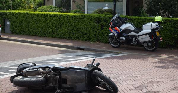 Auto en scooter botsen op elkaar bij kruising in Wehl