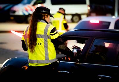 Beschonken bestuurder rijdt door na aanrijding, politie rijdt hem klem op A15