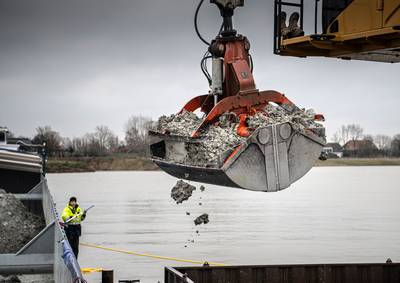 Dit is het gevolg van de stort van granuliet: elke dag duizend ton grijze dode klei in de plas