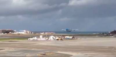 KLM-toestel op Sint-Maarten voor hulp