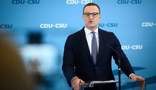 Fractieleider Duitse CDU is tegen draagmoederschap, maar maakt uitzondering voor zichzelf