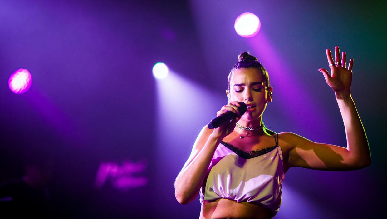 Dua Lipa is live precies als