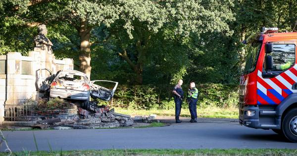 Automobilist overlijdt door aanrijding tegen monument in Stadspark Groningen.
