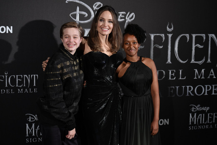 Angelina Jolie entourée de ses filles Shiloh et Zahara.