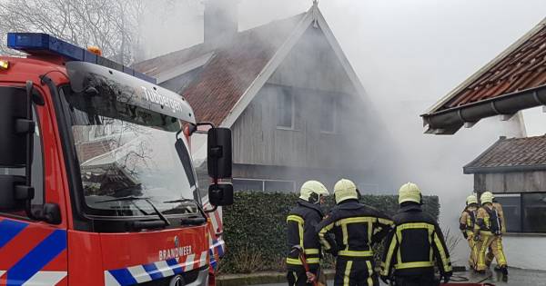 Rookontwikkeling bij woningbrand in Reutum | Tubbergen - Tubantia