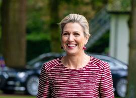Koningin Máxima laat haar kreeftketting thuis en kiest voor kersen