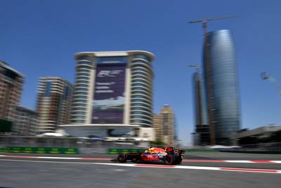Verstappen snelste in tumultueuze eerste training