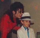 Opinie: “Terwijl Michael Jackson de jongens verkrachtte, charmeerde hij de moeders”