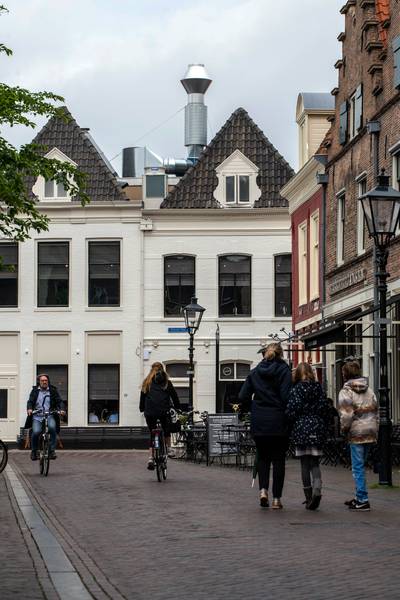 Bekende kok Jonnie Boer zet illegaal joekel van afvoerpijp op monumentaal pand in Zwolle