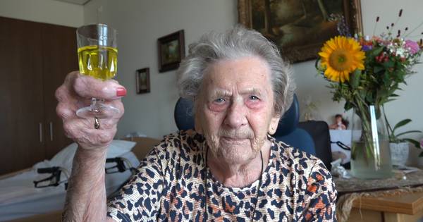 Diena Kruisbergen uit Wamel wordt 107: 'Geef mij maar een citroenjenevertje' - De Gelderlander