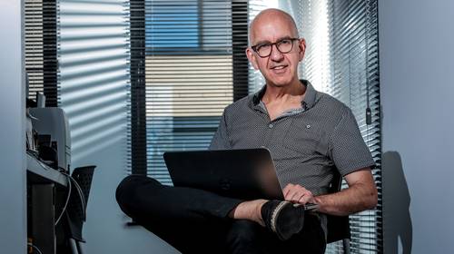 “Curve tot op de bodem en dan grenzen dicht”: dit is de beste aanpak na tweede golf volgens biostatisticus Geert Molenberghs 