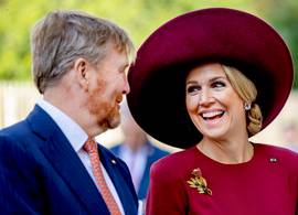 Máxima op Cyprus: een nieuwe rode jurk en een broche met een boodschap