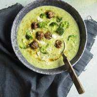 Broccolisoep met worstballetjes & gorgonzola