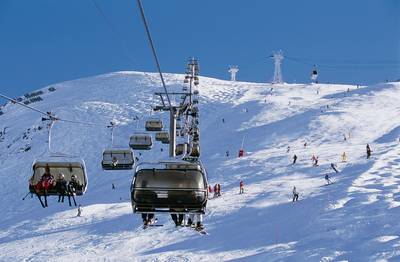 ‘Meisje (6) niet langer in levensgevaar na mysterieus ongeluk skilift’