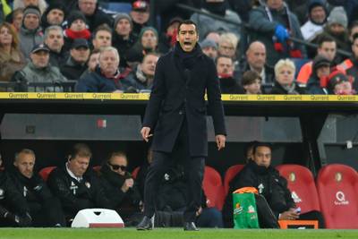 Verval baart Van Bronckhorst zorgen voor PSV