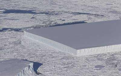 NASA treft op Antarctica perfect rechthoekige ijsberg aan