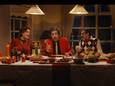 Snollebollekes zit met de hele familie aan het kerstdiner in de clip van zijn nummer 'Beuk de ballen uit de boom'.
