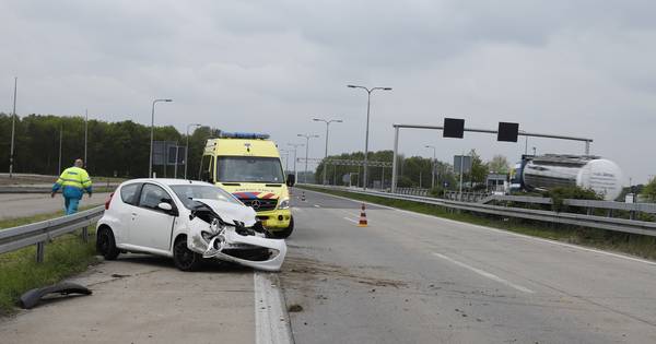 Automobilisten botsen op elkaar bij grensovergang A77 14 keer gedeeld - De Gelderlander